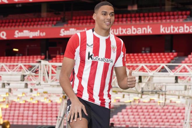 El recién fichado delantero Maroan Sannadi posa en San Mamés (Foto: Athletic Club).