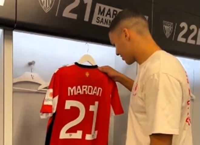 Maroan Sannadi ve su camiseta y su taquilla en el vestuario del Athletic Club.