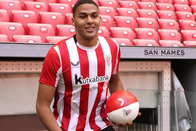 El recién fichado Maroan Sannadi salta al campo de San Mamés (Foto: Athletic Club).