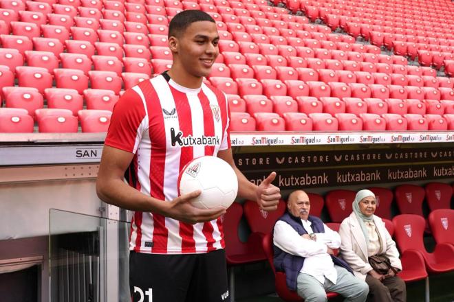 El recién fichado delantero Maroan Sannadi posa en San Mamés con sus padres de fondo (Foto: Athletic Club).