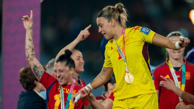 Jenni Hermoso y Misa Rodríguez en la celebración del Mundial (Fuente: Cordon Press)