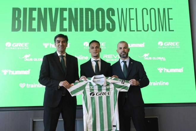 Antony, Ángel Haro y Manu Fajardo, en la presentación del futbolista (Foto: Kiko Hurtado).