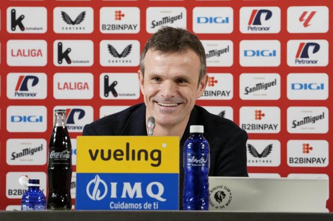 El presidente Jon Uriarte atiende a la prensa en San Mamés (Foto. Athletic Club).