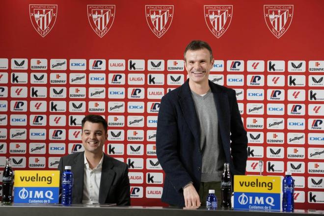 Mikel González y Jon Uriarte atienden a la prensa en San Mamés (Foto. Athletic Club).