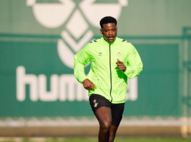 William Carvalho vuelve a trabajar sobre el césped (Foto: Real Betis)