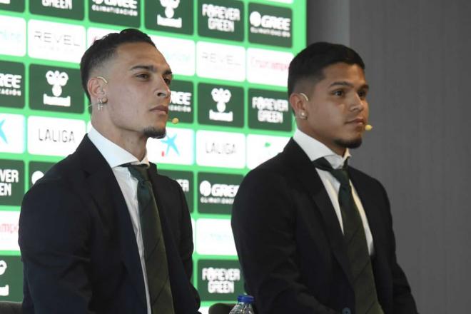 El Cucho Hernández y Antony, durante sus respectivas presentaciones (Foto: Kiko Hurtado).