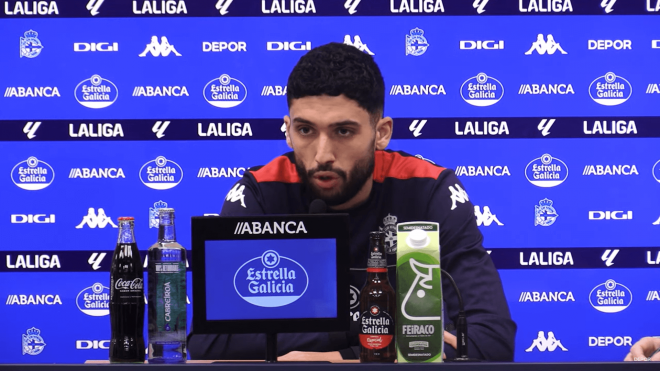 Zakaria Eddahchouri, en rueda de prensa con el Deportivo.