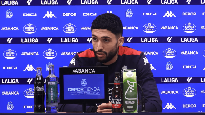 Zakaria Eddahchouri, en rueda de prensa con el Deportivo.