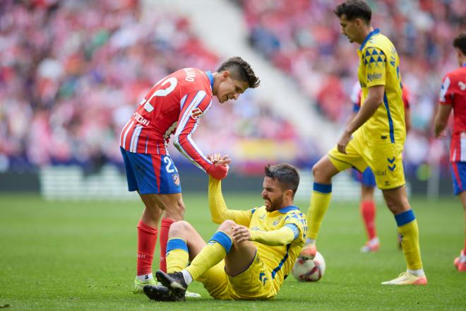 Giuliano levanta a Kirian Rodríguez durante un encuentro de LALIGA. (Foto: Cordon Press)