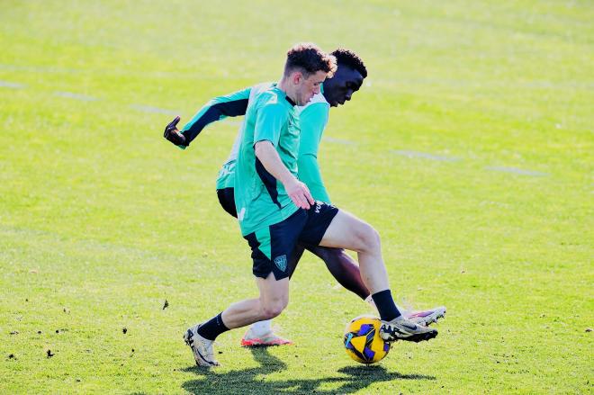 Endika Buján lucha por la pelota con Adama Boiro entrenando esta semana en Lezama (Foto: Athletic Club).