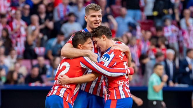 Sorloth abraza a Giuliano Simeone y Julián Álvarez (Cordon Press)