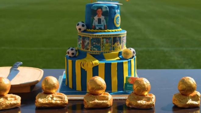 Tarta de cumpleaños del Al-Nassr para Critiano Ronaldo (@AlNassrFC_EN)