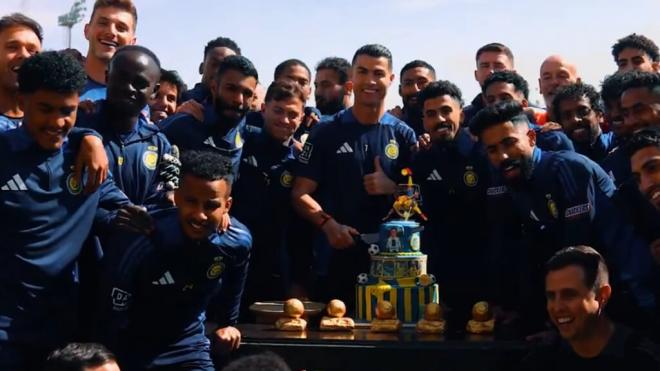 Critiano Ronaldo celbrando su cumpleaños con sus compañeros del Al-Nassr (@AlNassrFC_EN)