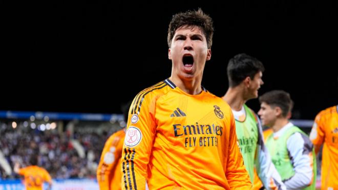 Gonzalo García celebra su primer gol con el Real Madrid (Europa Press)