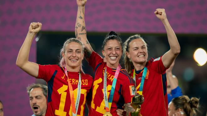 Irene Paredes, Jenni Hermoso y Alexia Putellas celebran el Mundial (Foto: Cordon Press)