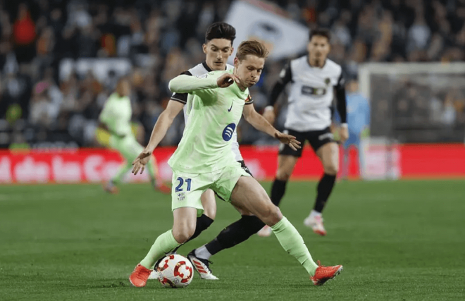 Pepelu, ante De Jong, en el Valencia CF - FC Barcelona (Foto: EFE).