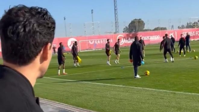 Jesús Navas, presenciando el entrenamiento de sus compañeros.