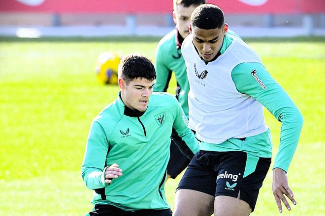 Peio canales se mide al 'gigantón' Maroan Sannadi en el entrenamiento de Lezama (Foto: Athletic Club).