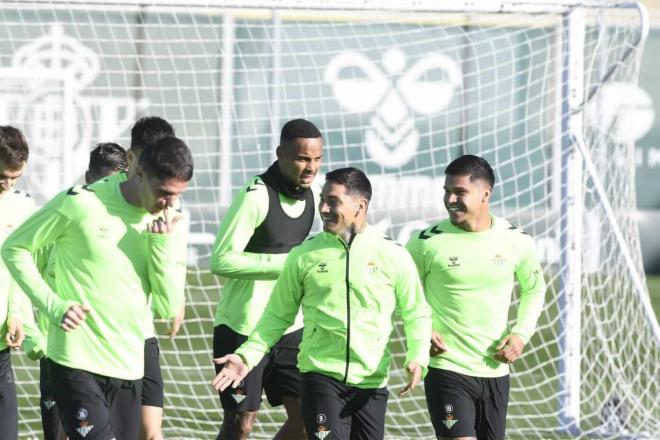 El Chimy Ávila, bromeando, junto al Cucho Hernández (Foto: Kiko Hurtado).