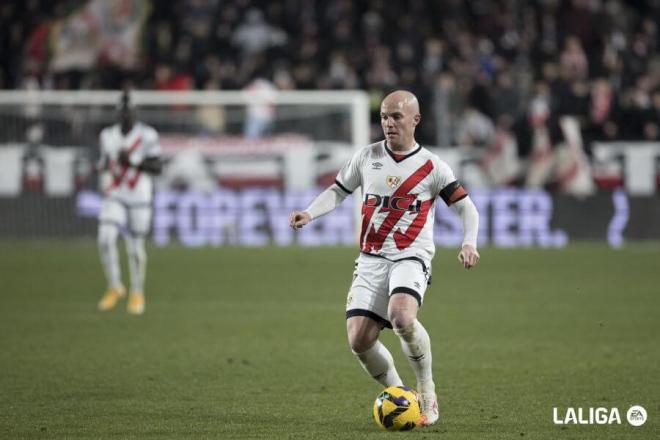 Isi Palazón conduce un balón en el Rayo-Valladolid (Foto: LALIGA).