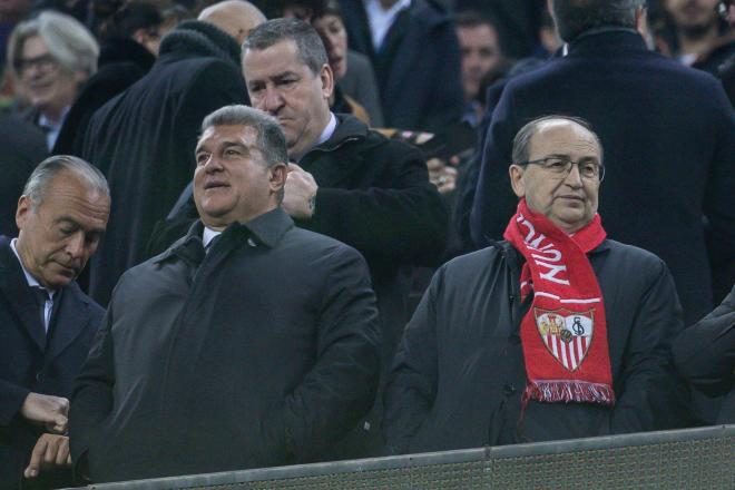 Joan Laporta y José Castro, en el palco del Camp Nou en un Barcelona-Sevilla en febrero de 2023 (C