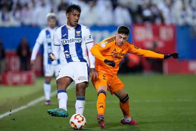 Fede Valverde pelea un balón en el Leganés-Real Madrid (Cordon Press)