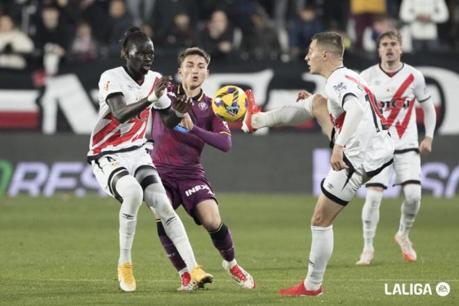 Jorge de Frutos, controlando un balón en el Rayo - Real Valladolid.