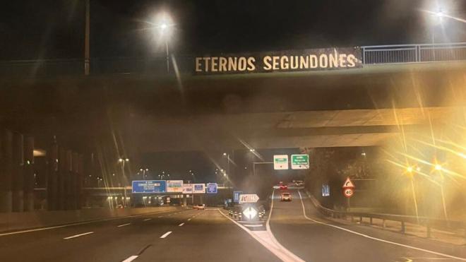 Aparece una pancarta de 'Eternos Segundones' en la M30 de Madrid (@jrodriguez_89)