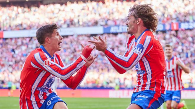 Giuliano Simeone y Antoine Griezmann celebran un gol del Atlético (Cordon Press)