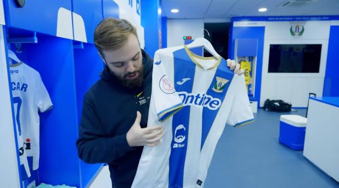 Ibai Llanos posa con la camiseta del CD Leganés (YouTube)