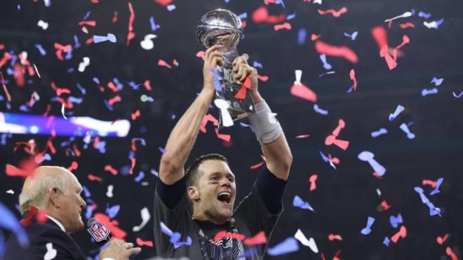 Tom Brady levantando su quinto título de la Super Bowl (Fuente: Cordon Press)