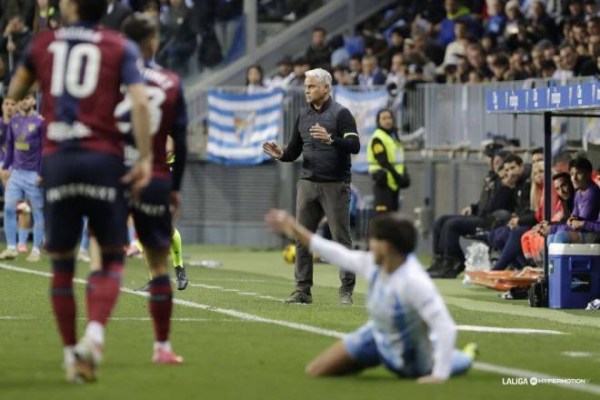 Sergio Pellicer dirige a su equipo en La Rosaleda. (Foto: LALIGA)