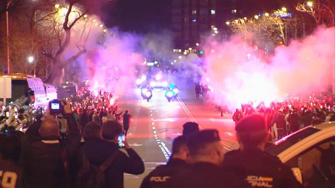 Así esperaba el madridismo el autobús del equipo merengue.