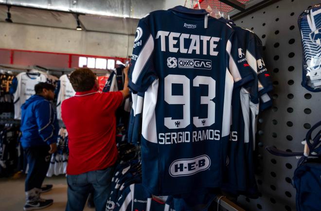 Camiseta de Sergio Ramos con Rayados de Monterrey (FOTO: EFE).