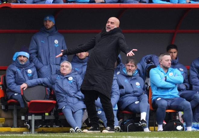 Pep Guardiola se queja de una acción en un partido del Manchester City (Foto: Cordon Press).