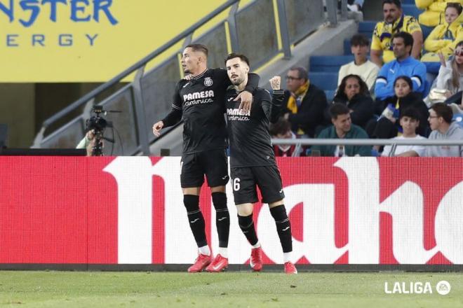 Álex Baena celebra con Yeremy Pino su gol en el Las Palmas-Villarreal (Foto: LALIGA).