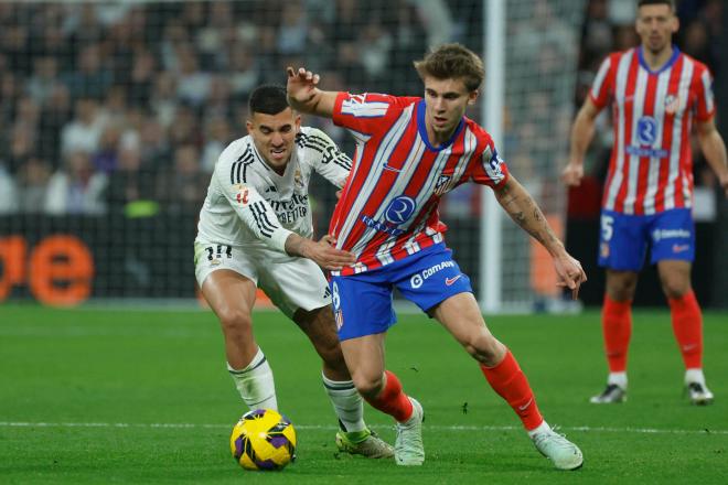 Dani Ceballos y Pablo Barrios peleando un balón en el derbi (Foto: EFE).