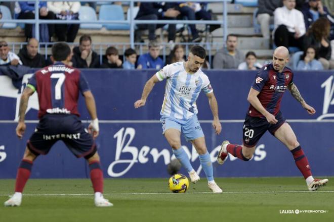 Acción del Málaga - Levante con un control de Ramón. (Foto: LALIGA)