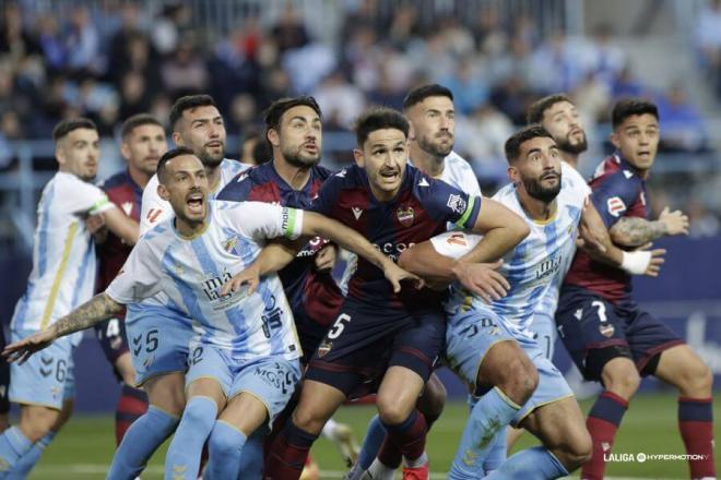 Acción defensiva en el Málaga - Levante. (Foto: LALIGA)