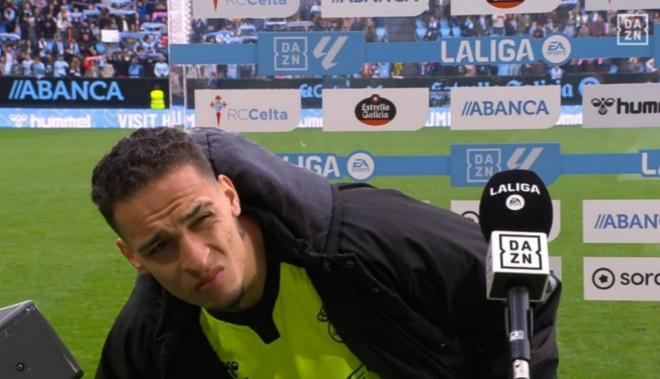 Antony, molesto con el ruido en la entrevista post Celta-Betis (Imagen: DAZN).