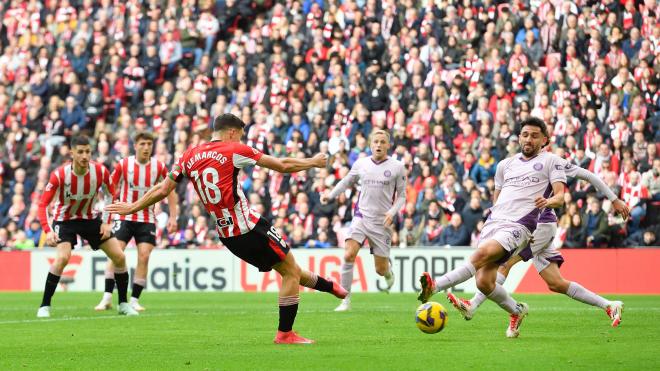 Oscar de Marcos filtra un balón ante el Girona en San Mamés (Foto: Athletic Club).