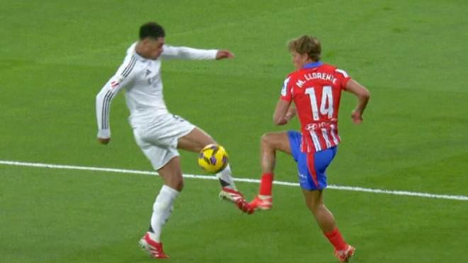 Jude Bellingham llega tarde a un balón dividido con Marcos Llorente (LALIGA)