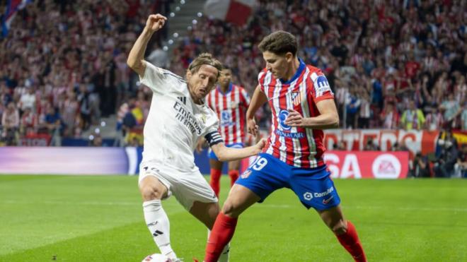 Luka Modric y Julián Álvarez, durante el último derbi entre Atlético de Madrid y Real Madrid (foto: LALIGA).