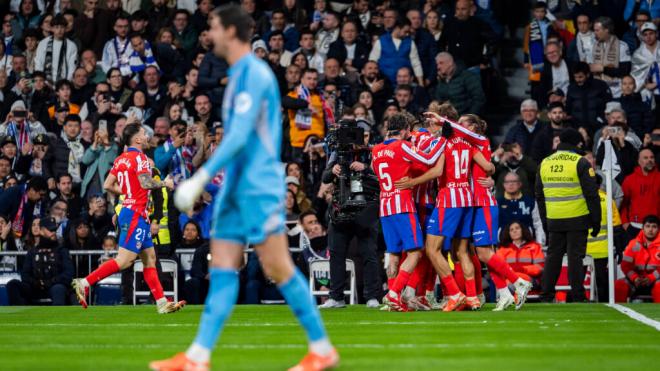 Los jugadores del Atlético celebran un gol en el Bernabéu