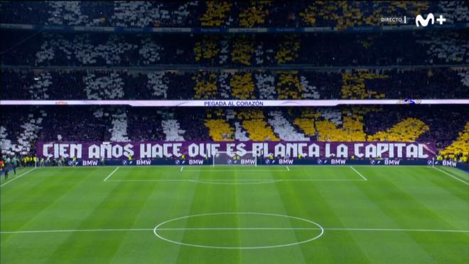 El tifo del Real Madrid antes del derbi (Foto: Movistar+)