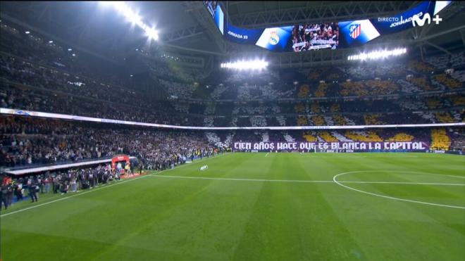 La pancarta del fondo del Santiago Bernbaéu durante el derbi.