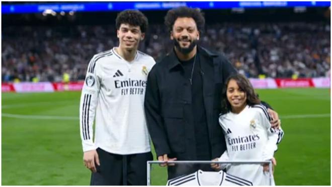 MArcelo posa con sus hijos junto a la camiseta conmemorativa del Real Madrid (foto: Movistar+).