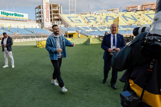 Kirian Rodríguez salta al campo antes del Las Palmas-Villarreal (Foto: EFE).