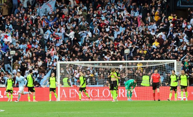 Los jugadores del Betis tras encajar un gol en Balaídos (foto: Cordón Press).