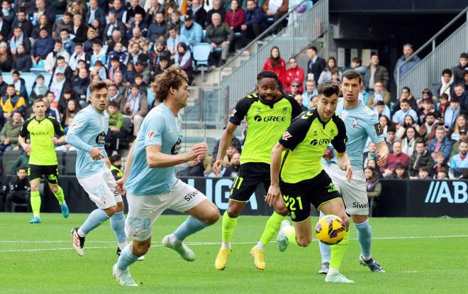 Marc Roca ante Marcos Alonso (foto: Cordón Press).